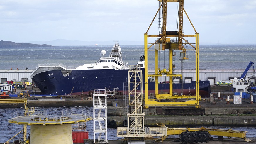 Ship crosses Edinburgh harbor – 25 injured