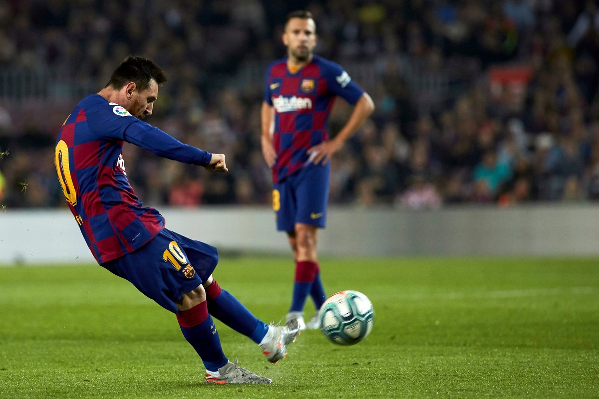 epa07958678 FC Barcelona's Lionel Messi shoots to score the 3-1 lead during a Spanish LaLiga soccer match between FC Barcelona and Real Valladolid at the Camp Nou stadium in Barcelona, Spain, 29  ...