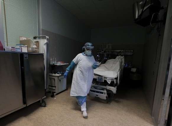 epa08340318 A healthcare professional wearing protective suit and face masks at works at the Oglio Po Hospital, during the coronavirus emergency, in Casalmaggiore, northern Italy, 03 April 2020. Italy ...