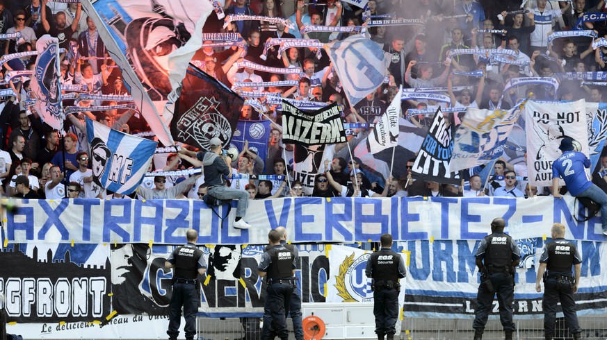 Beim Cupspiel gegen Xamax machen die FCL-Fans ihrem Ärger über das Verbot des Extrazugs mit einem Transparent Luft.