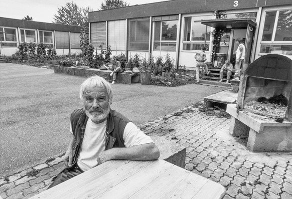 ARCHIVE --- PFARRER ERNST SIEBER HAT SCHON IMMER DAS HIER UND JETZT INS ZENTRUM SEINER TAETIGKEIT GESTELLT. SO KUEMMERT ER SICH BIS HEUTE EBENSO ENGAGIERT WIE EINZIGARTIG UM MENSCHEN IN NOT, SUCHTKRAN ...