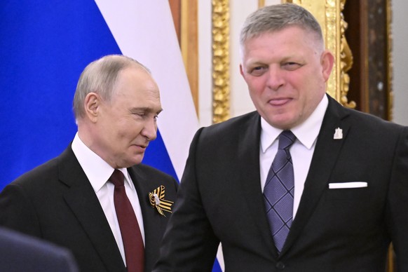 epa12087649 Russian President Vladimir Putin (L) meets with Slovak Prime Minister Robert Fico (R) at the Kremlin in Moscow, Russia, 09 May 2025. Russia marks the 80th anniversary of the victory in Wor ...