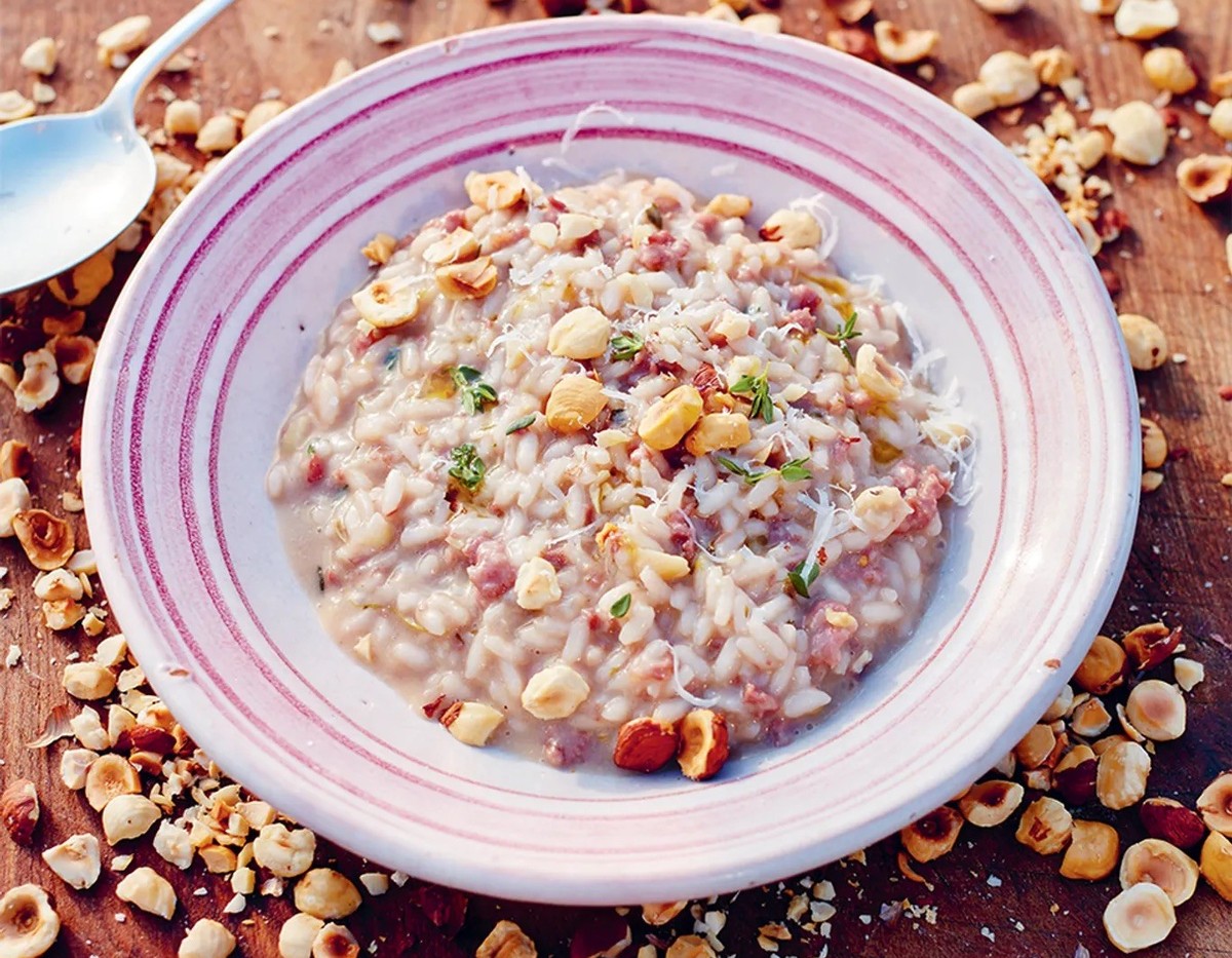 Risotto con salsiccia, vino rosso e nocciole – Risotto mit Salsiccia, Rotwein und Haselnüsse

https://asset.jamieoliver.com/images/cq7w2e71/production/60ae6b4fbfce08e37bdd042c2504ddff60fefc88-958x1280 ...