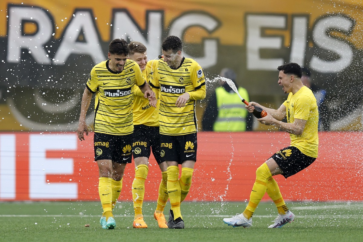 YBs Fabian Rieder, rechts, feiert mit seinen Teamkollegen Donat Rrudhani, Lewin Blum und Sandro Lauper, von links, nach dem Super League Spiel zwischen dem BSC Young Boys Bern und dem FC Luzern, am So ...