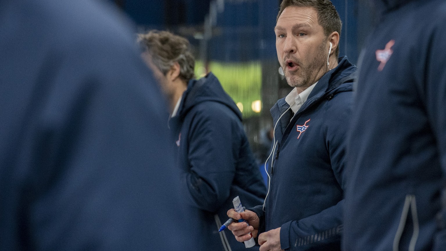 Der Head Coach von Kloten, Jeff Tomlinson beim Eishockey Qualifikationsspiel der Swiss League zwischen dem EVZ Academy und dem EHC Kloten am Montag, 7. Februar 2022 in Zug. (KEYSTONE/Urs Flueeler)