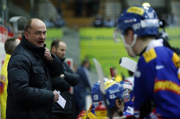 Kloten Flyers Cheftrainer Tomas Tamfal, links, waehrend dem Eishockey-Meisterschaftsspiel der National League A zwischen den Kloten Flyers und den Rapperswil-Jona Lakers am Samstag, 16. Februar 2013,  ...