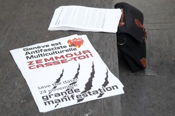 Des affiches &quot;Zemmour Casse-toi&quot;, appelant a manifeste contre la venue de Eric Zemmour a Geneve, sont posees derriere les membres de plusieurs collectifs qui s&#039;expriment sur la venue de ...