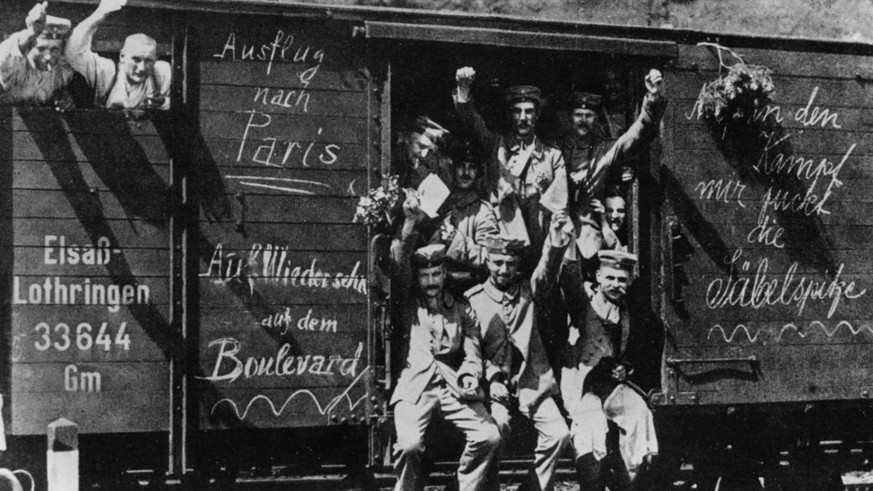 Fatale Fehleinschätzung der Lage: Deutsche Rekruten 1914 auf dem Weg an die Front. Auf dem Waggon steht «Ausflug nach Paris» und «Auf in den Kampf, mir juckt die Säbelspitze».