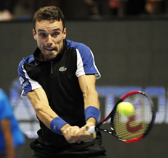 epa07039336 Roberto Bautista Agut of Spain in action against Dominic Thiem of Austria during their semi final match of the St.Petersburg Open ATP tennis tournament in St.Petersburg, Russia, 22 Septemb ...