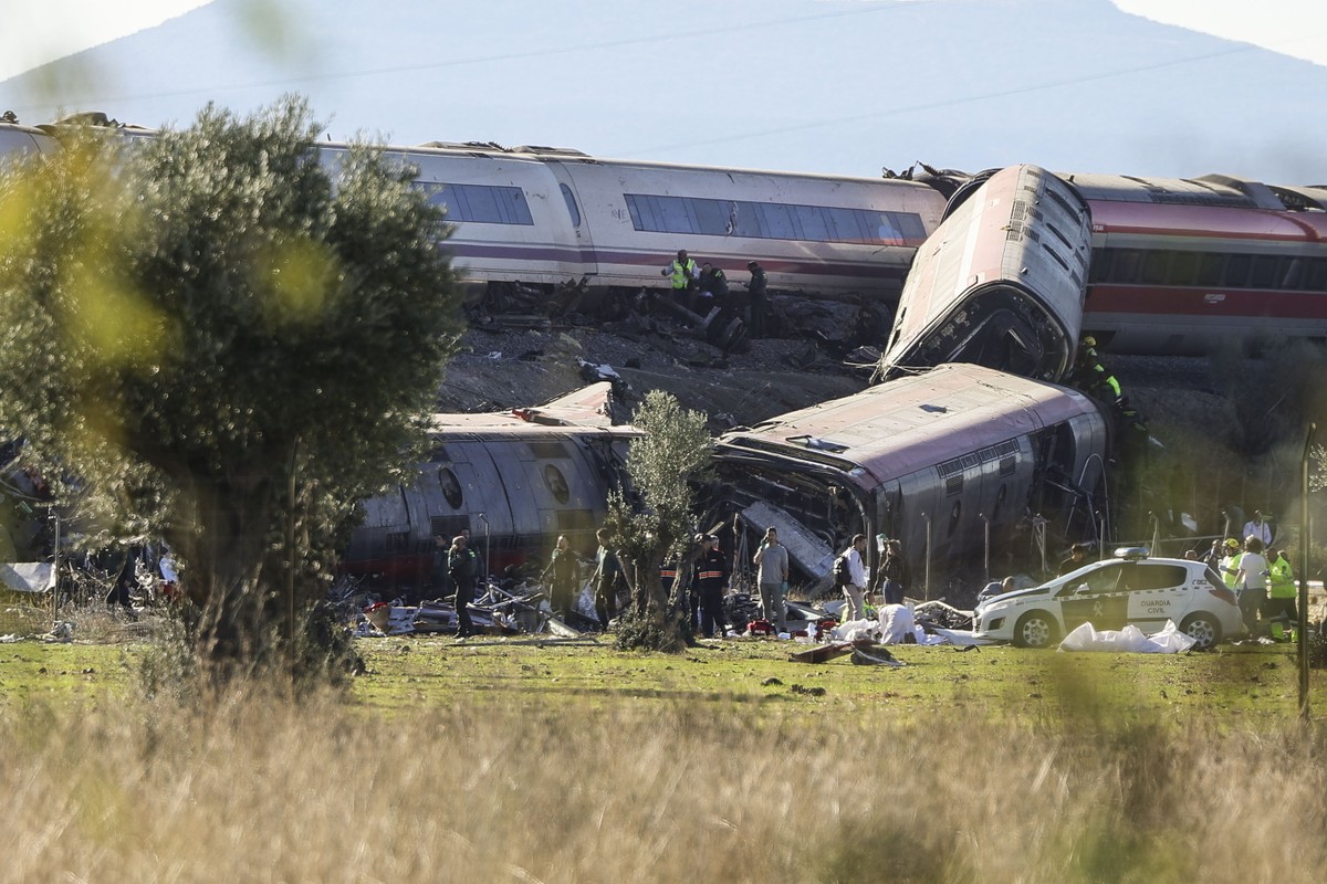 epaselect epa13336232 A general view showing the derailed carriages of the two high-speed trains (AVE in Spanish symbols), one of Renfe and another of Iryo, that have crashed in the village of Urda, T ...