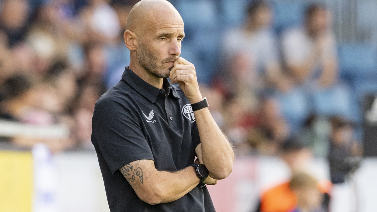 Trainer Mitchell van der Gaag von Zuerich beim Super League Meisterschaftsspiel zwischen dem FC Luzern und dem FC Zuerich vom Sonntag, 3. August 2025 in Luzern. (KEYSTONE/Urs Flueeler)