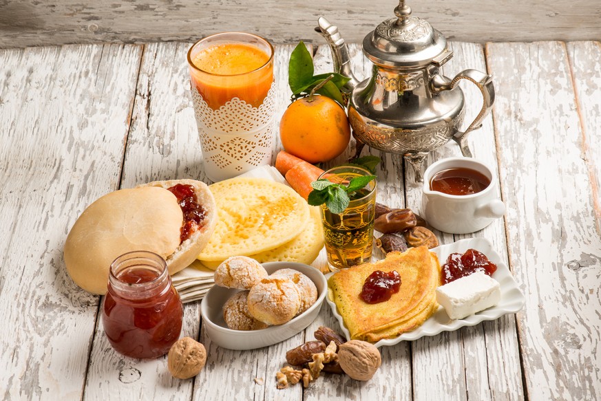 Harcha, Beghrir, msemen, Meloui, Rghaif, Khobz tee kaffee quitten confiture orangensaft