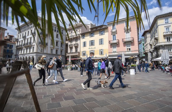 Die Piazza della riforma am Montag, 19. April 2021 in Lugano. Die Oeffnung der Terrassen und Aussenbereiche der Restaurants ist ab heute wieder erlaubt. (KEYSTONE/Ti-Press/Pablo Gianinazzi)