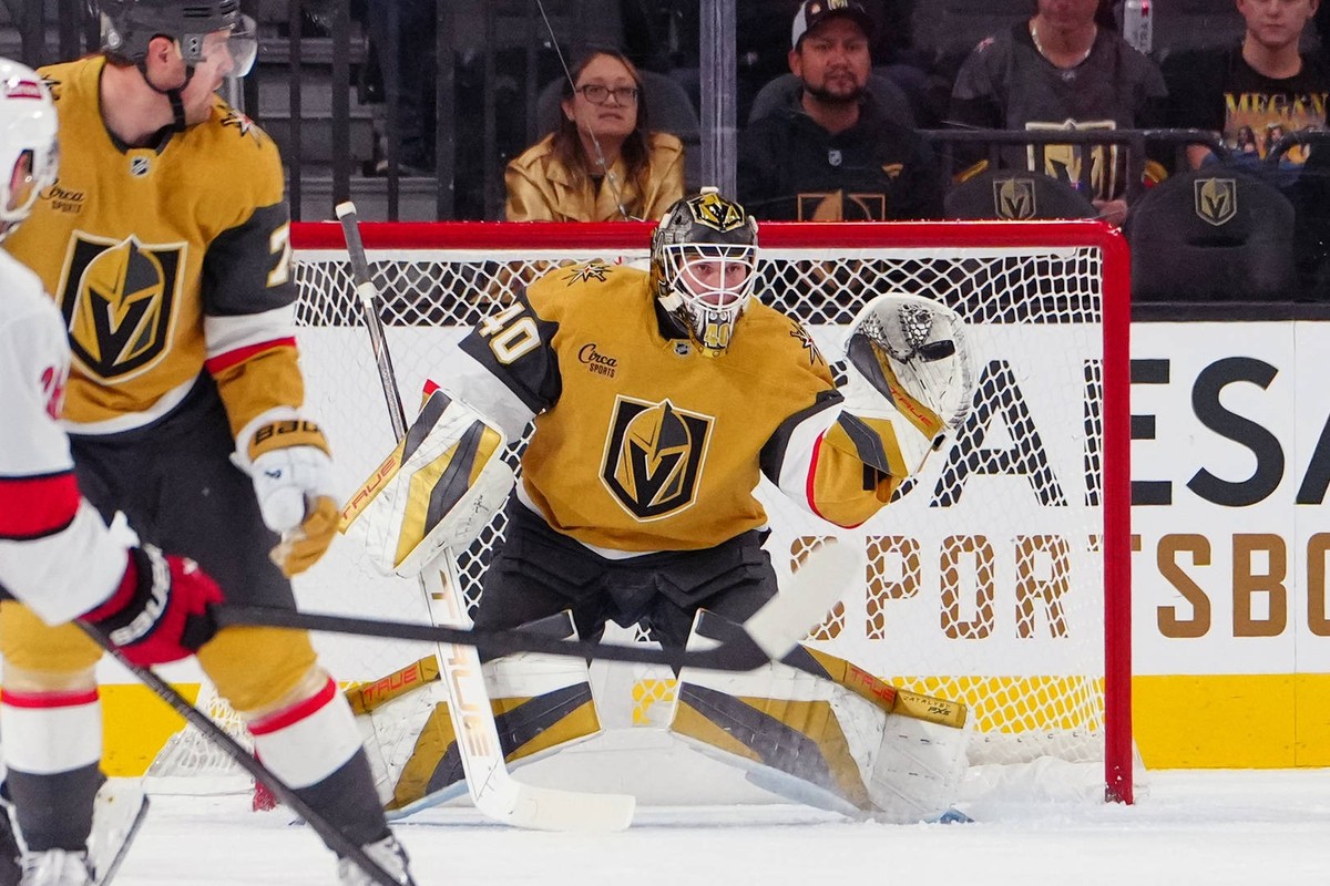 NHL, Eishockey Herren, USA Carolina Hurricanes at Vegas Golden Knights Nov 11, 2024 Las Vegas, Nevada, USA Vegas Golden Knights goaltender Akira Schmid 40 makes a glove save against the Carolina Hurri ...
