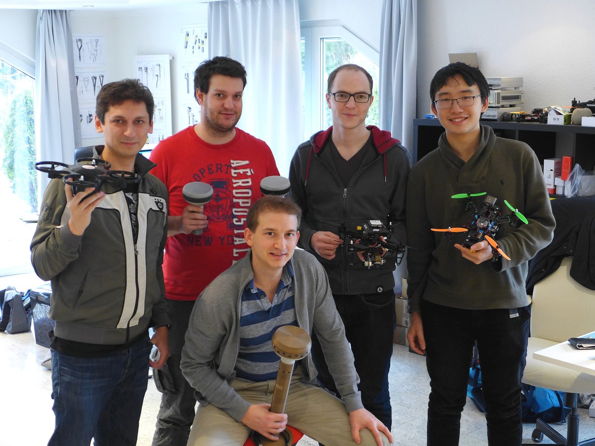 Alex mit den Teammitgliedern Chris, Nelson, Nicolas und Patrick (v.l.) in den Labs.