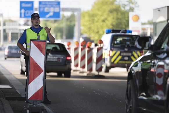 ZUM GRENZWACHTKORPS STELLEN WIR IHNEN HEUTE, DIENSTAG, 12. SEPTEMBER 2017, FOLGENDES NEUES BILDMATERIAL ZUR VERFUEGUNG --- A member of the Swiss Border Guard on duty at the Swiss-German border in Base ...