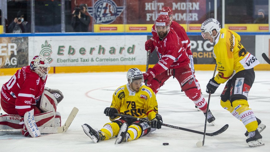 SC Bern Stuermer Thierry Bader, Mitte, und Stuermer Thimoty Kast, rechts, gegen SC Rapperswil-Jona Lakers Torhueter Melvin Nyffeler, links, und Verteidiger Fabian Maier (#11) waehrend dem Eishockey-Me ...