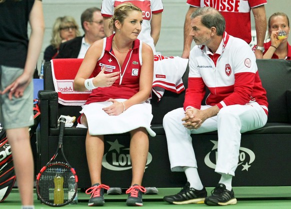 epa04710069 Switzerland&#039;s Timea Bacsinszky (L) talks to Swiss Fed Cup team captain Heinz Guenthardt (R) during her singles match against Urszula Radwanska of Poland of the Tennis Fed Cup World Gr ...