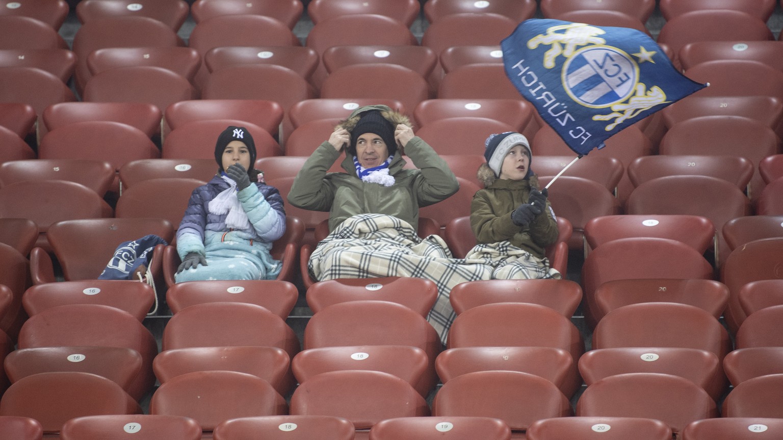 Fussball Fans waermen sich im Fussball Meisterschaftsspiel der Super League zwischen dem FC Zuerich und dem FC Luzern im Letzigrund, am Samstag, 25. Januar 2020 in Zuerich. (KEYSTONE/Ennio Leanza)