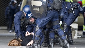 Zürcher Polizei verhaftet einen Demonstranten (Archivbild).