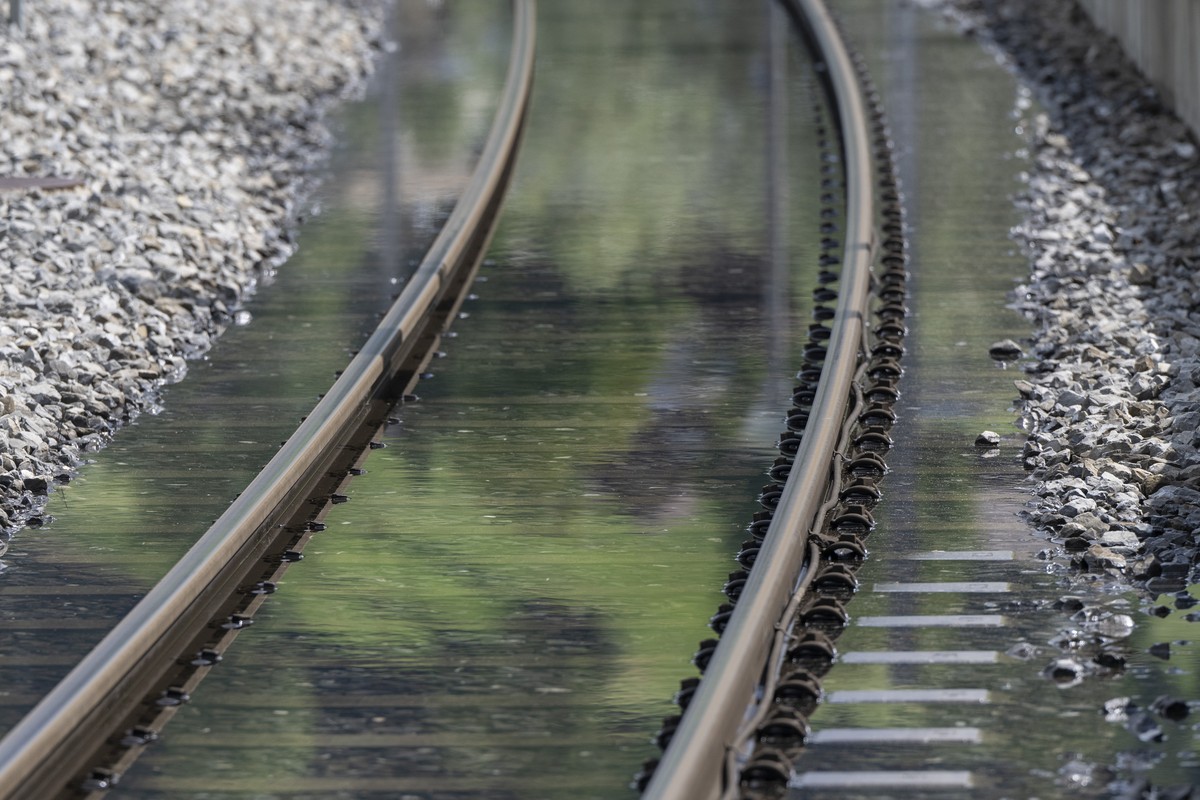 Ein Eisenbahngleis der Zentralbahn steht wegen dem Grundwasserdruck unter Wasser, am Sarnersee im Kanton Obwalden, am Dienstag, 29. Juli 2025 in Sachseln im Kanton Obwalden. (KEYSTONE/Urs Flueeler).