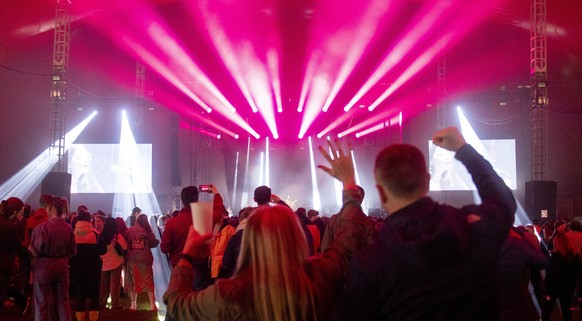 epa09174422 Members of the public participate in a part of a national research programme assessing the risk of the coronavirus disease whilst attending a pilot festival headlined by The Blossoms, with ...