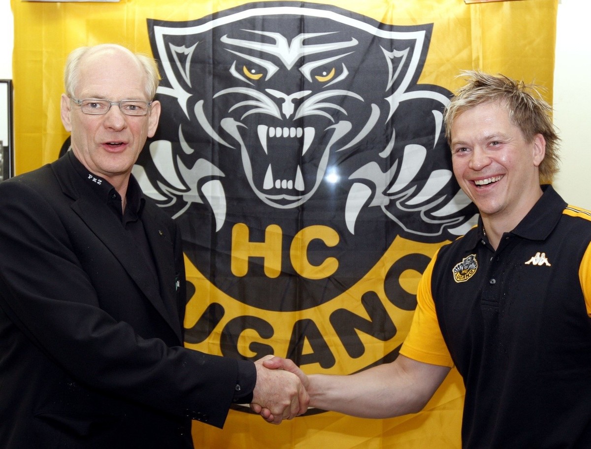 Der Trainer des HC Lugano John Slettvoll, links, praesentiert an einer Medienkonferenz den neuen auslaendischen Spieler Petteri Nummelin, am Donnerstag, 22. Mai 2008 in der Resega Halle von Lugano. (K ...
