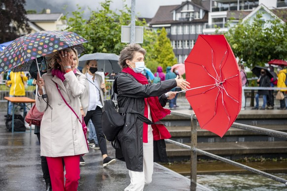 Bundesraetin Simonetta Sommaruga bei windigen Wetter auf dem Weg zum Ruetlischiff in Brunnen waehrend der Bundesfeier auf dem Ruetli, welche im Zeichen von 50 Jahre Frauenstimmrecht steht, am Sonntag, ...