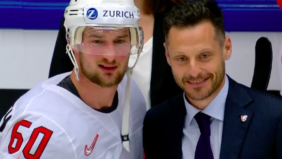 Der NHL-Pionier durfte gratulieren: Mark Streit (rechts) zeichnete Tristan Scherwey als besten Schweizer aus.