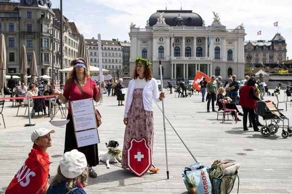 Menschen demonstrieren gegen den Corona-Lockdown auf dem Sechselaeutenplatz in Zuerich am Samstag, 16. Mai 2020. Die Polizei rueckte mit mehreren Streifenwagen zum Einsatz aus. (KEYSTONE/Alexandra Wey ...