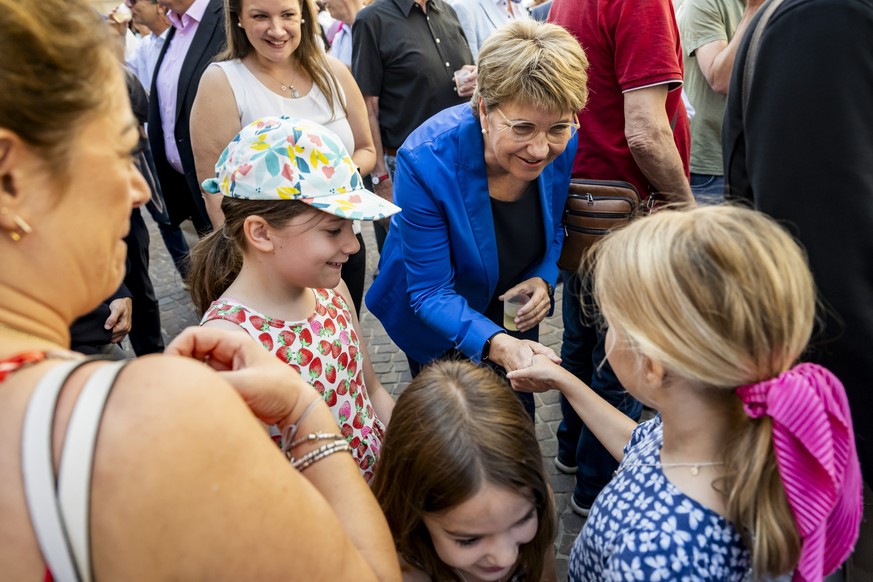 La presidente de la Confederation Viola Amherd, parle avec la population valaisanne pendant un aperitif dans la rue du Grand-Pont lors de l&#039;excursion 2024 du Conseil federal (Bundesratsreise) dan ...