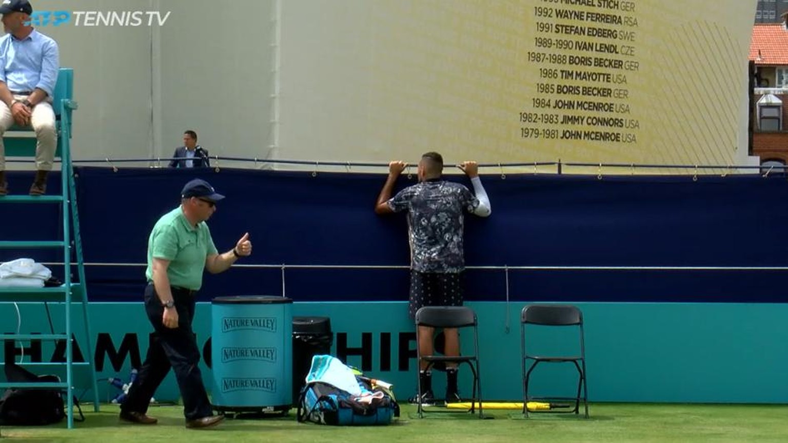 Nick Kyrgios schaut beim Seitenwechsel der Konkurrenz zu.