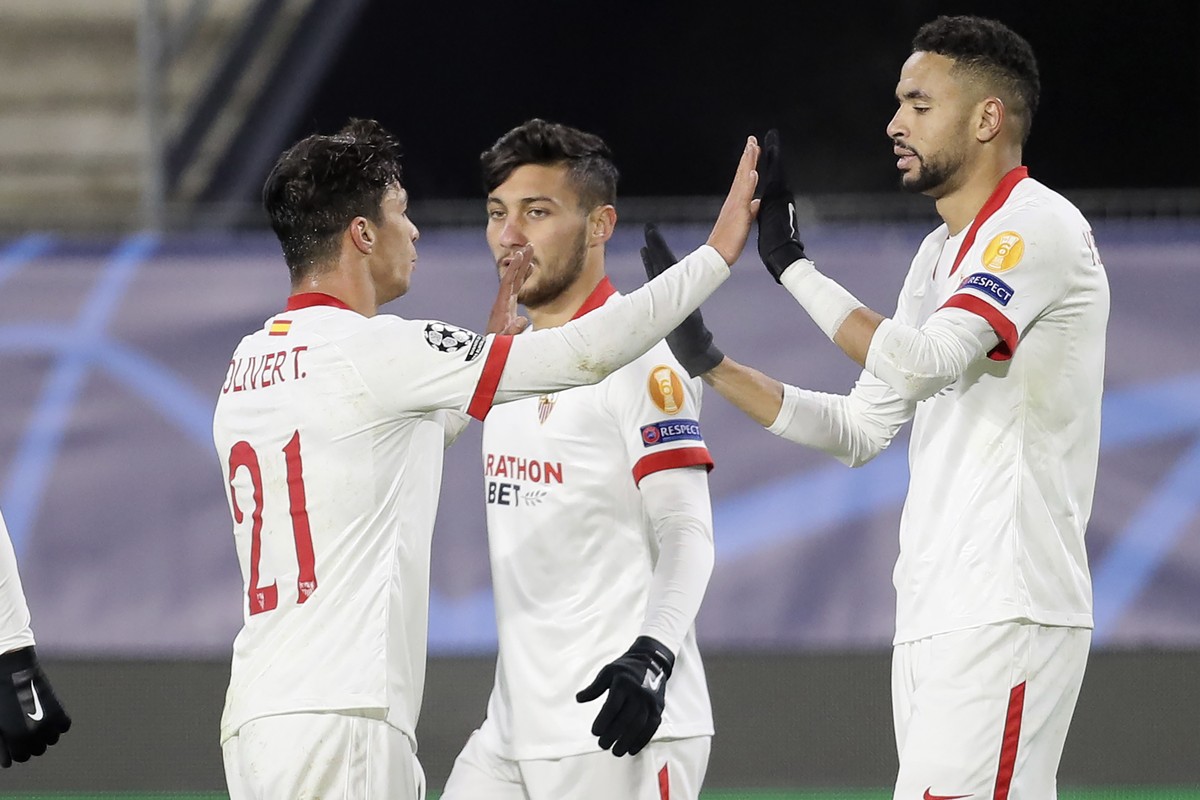 CORRECTION LEFT TO RIGHT Sevilla's Youssef En-Nesyri, right, celebrates with his teammate Oliver Torres his second goal against Rennes during the Champions League, group E soccer match between Re ...
