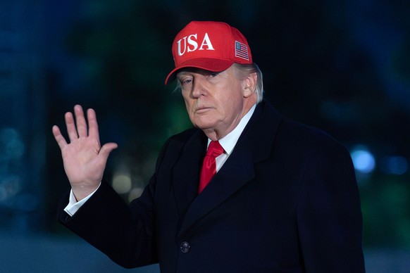 President Donald Trump waves to reporters as he walks on the South Lawn upon his arrival at the White House, Sunday, April 12, 2026, in Washington. (AP Photo/Jose Luis Magana)
Donald Trump