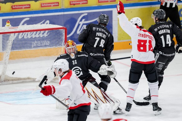 Torhueter Antti Raanta (GSHC) kassiert das 6:3 waehrend Malte Stroemwall (SCRJ), rechts, jubelt waehrend der Meisterschaftspartie der National League zwischen den SC Rapperswil Jona Lakers und Genf Se ...