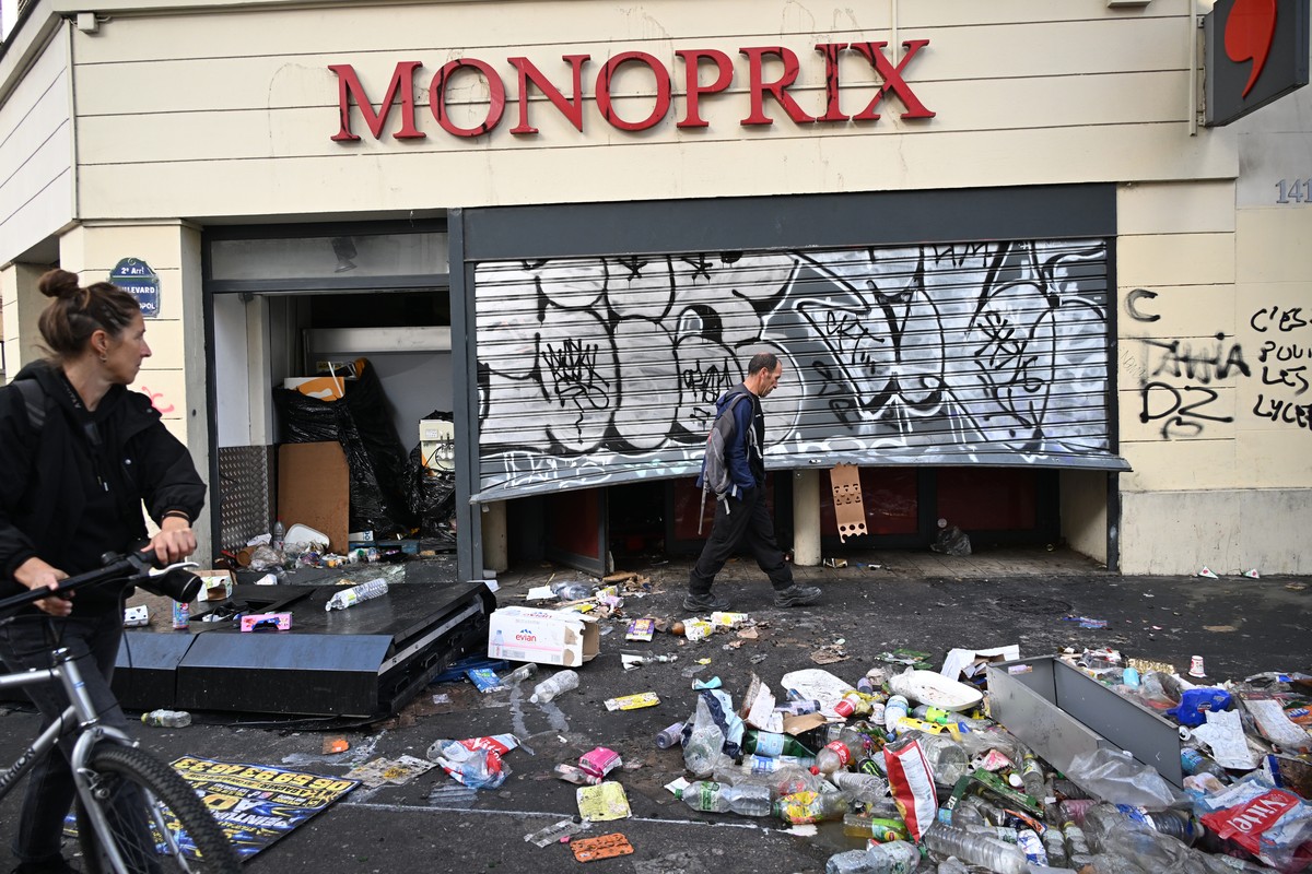 KEYPIX - A man walks past a looted store the day after a demonstration against rising living costs and in solidarity with students' grievances, in Paris, Sunday, Oct. 18, 2026. (KEYSTONE/AP Photo ...