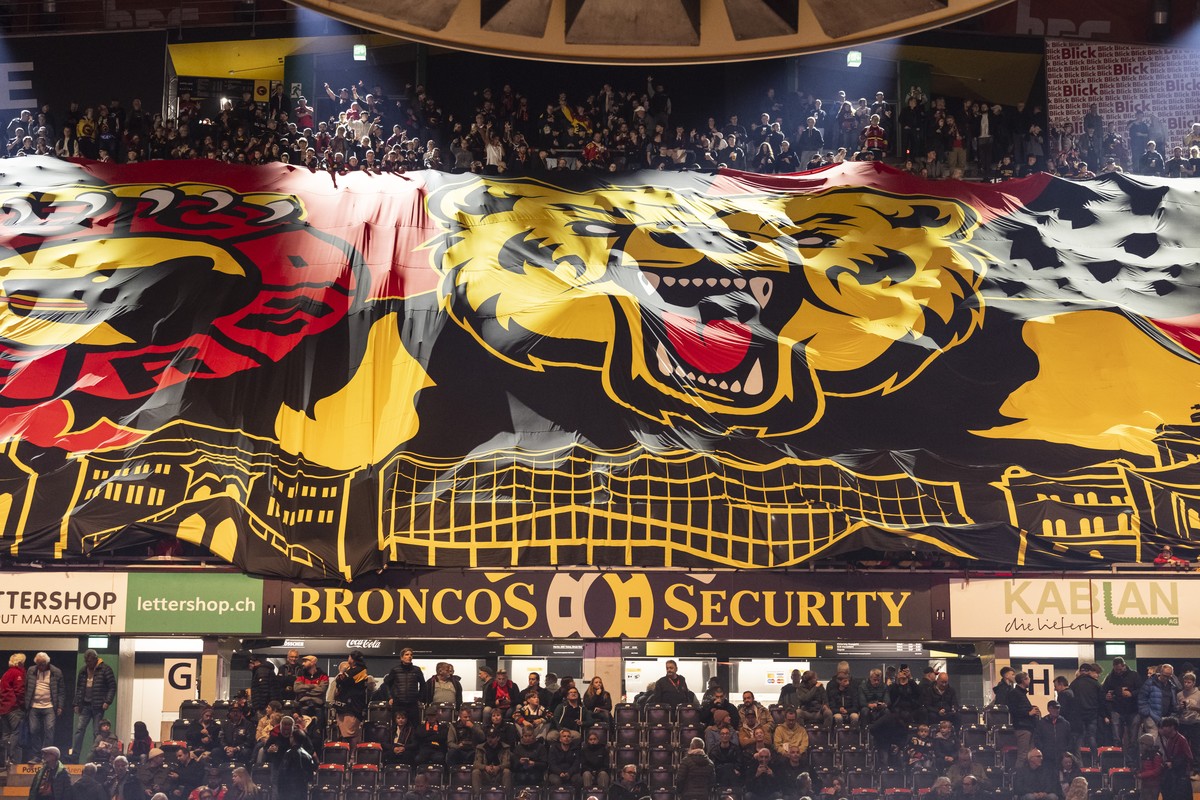 Die Berner Fans rollen ihre traditionelle Riesenfahne aus vor dem Spiel der Eishockey National League zwischen SC Bern, SCB, und Lausanne HC, LHC, vom Freitag, 16. Oktober 2026 in der PostFinance Aren ...