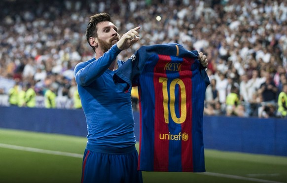 Lionel Messi schiesst seinen FC Barcelona in einem begeisternden Clásico gegen Real Madrid in der 92. Minute zum 3:2-Sieg. Danach präsentiert er den Zuschauern im Madrider Bernabeu lässig sein Trikot ...