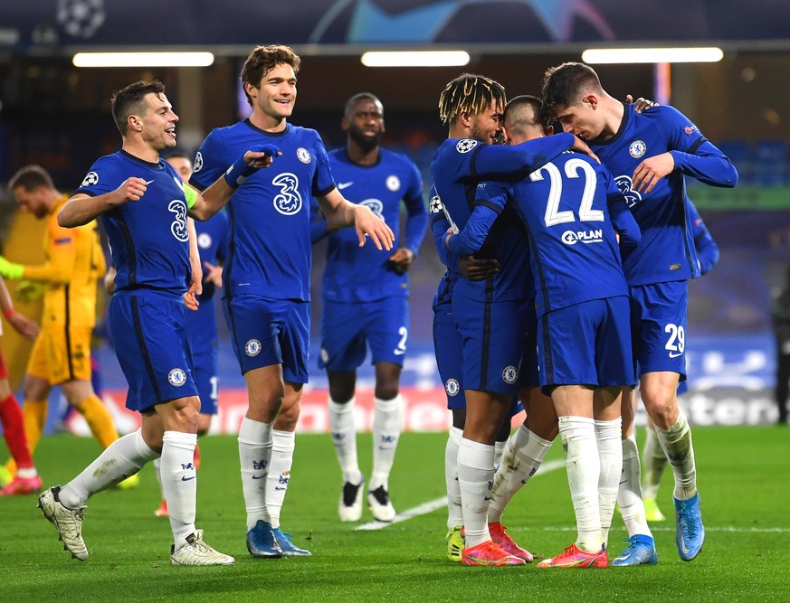 epa09080705 Hakim Ziyech (2-R) of Chelsea celebrates with teammates after scoring the 1-0 lead during the UEFA Champions League round of 16, second leg soccer match between Chelsea FC and Atletico Mad ...