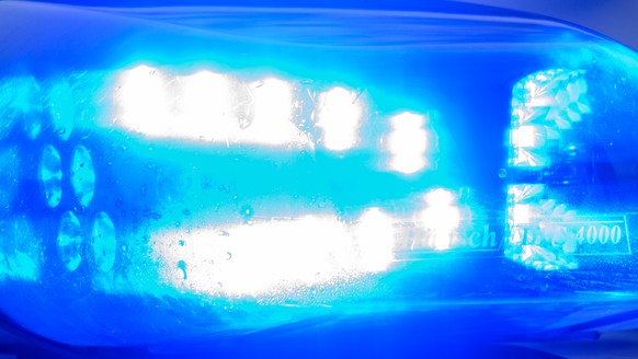 SYMBOLBILD - 04.12.2023, Sachsen-Anhalt, Magdeburg: Blaulicht leuchtet auf einem Fahrzeug der Landespolizei Sachsen-Anhalt. (zu dpa: