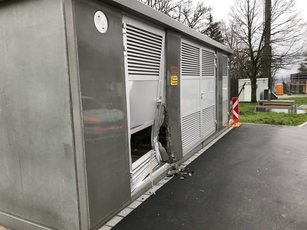 Medienmitteilung vom 23. Dezember 2022



 

Hägendorf, Autobahn A2: Fahrzeug kollidiert mit Trafo-Haus (Zeugenaufruf)

 

Auf dem Rastplatz Eggberg der Autobahn A2 bei Hägendorf prallte zwischen Donn ...