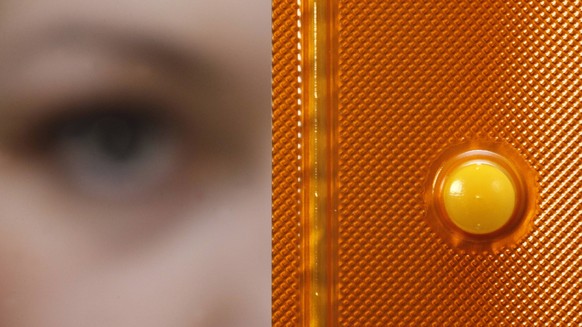 Junge Frau mit einer PiDaNa , der Pille danach (Foto vom 13.03.2014). Die Pille danach soll nach ungesch