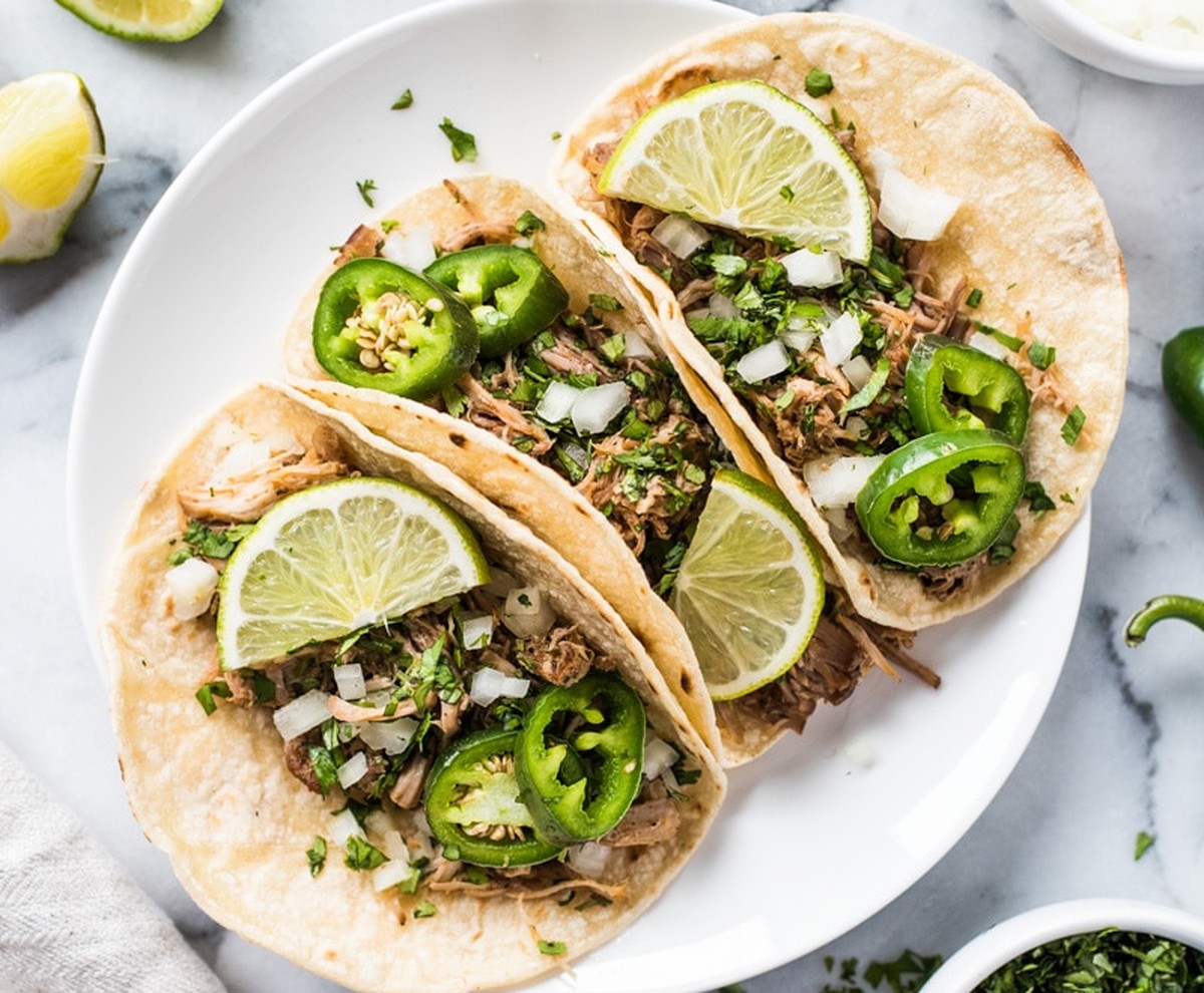 tacos de carnitas schweinefleisch essen food streetfood usa mexiko mexikanisch kalifornien https://www.isabeleats.com/mexican-slow-cooker-pork-carnitas-tacos/