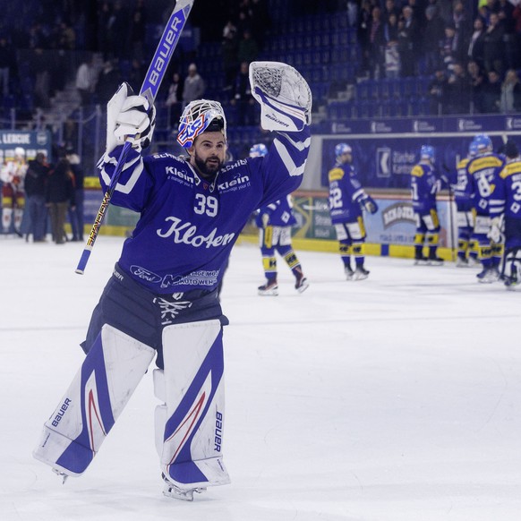 EHC Kloten Torhueter Sandro Zurkirchen wird von den Fans gefeiert nach dem Eishockey-Meisterschaftsspiel der National League zwischen den Teams EHC Kloten und EHC Biel-Bienne am Samstag, 18. Januar 20 ...
