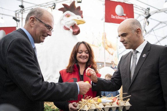 Nationalrat Markus Ritter, links, und Bundesrat Alain Berset beim &quot;Eiertaetschen&quot;, an der offiziellen Eroeffnung der 77. OLMA Schweizer Messe fuer Landwirtschaft und Ernaehrung, am Donnersta ...