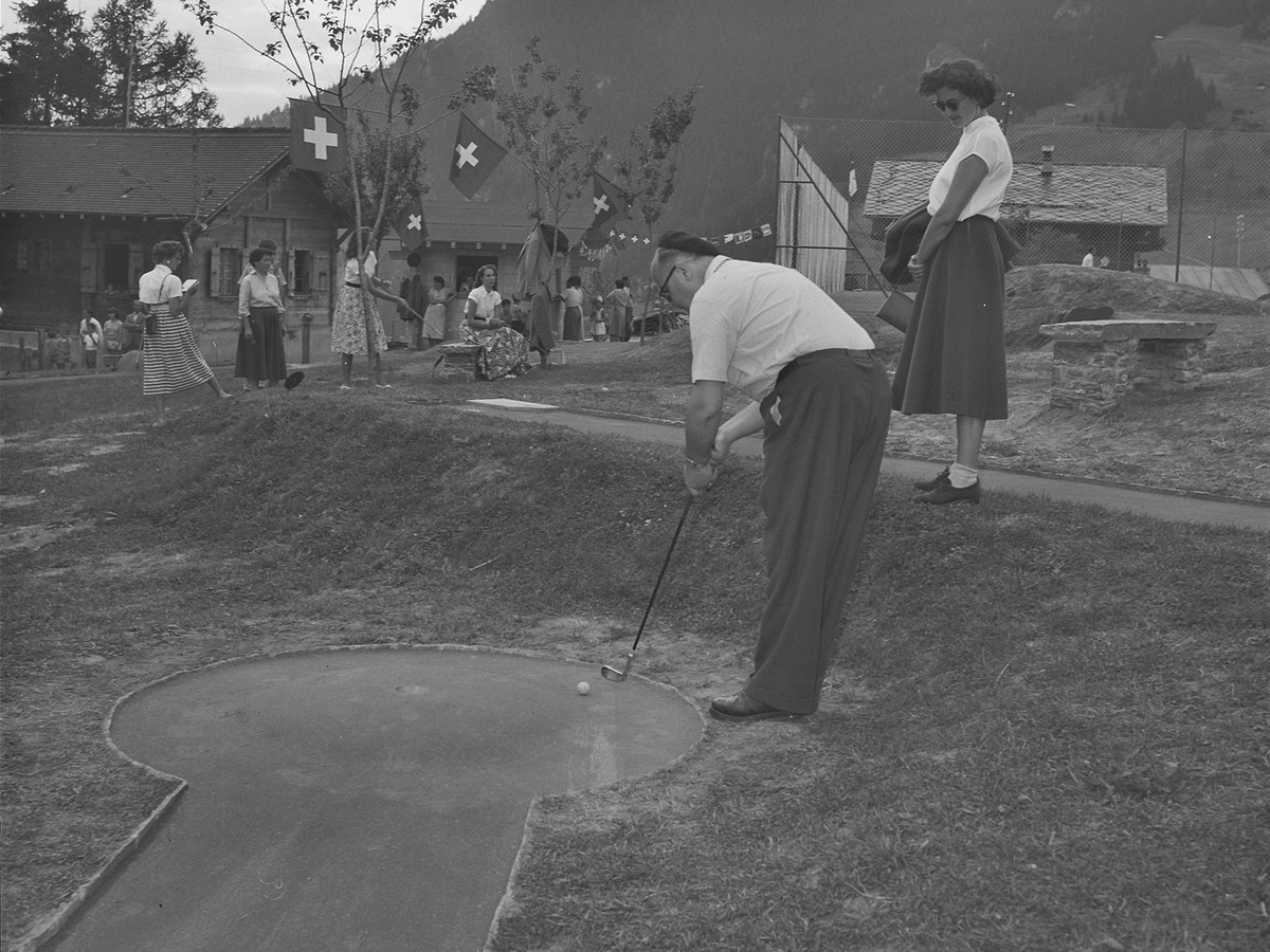 Minigolf wurde sehr schnell zum beliebten Volkssport. Vielleicht auch, weil die Bahnen ab 1954 normiert waren...
https://permalink.nationalmuseum.ch/100649824