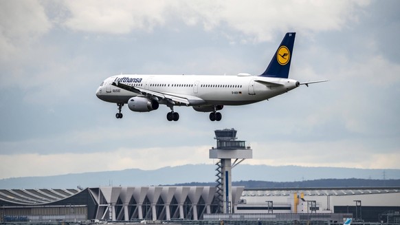 Lufthansa Airbus A321, D-AISV, im Anflug auf den Flughafen Frankfurt am Main, Tower der Deutschen Flugsicherung, FRA, Hessen, Deutschland, Flughafen Frankfurt