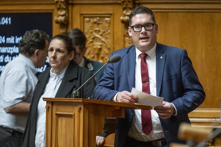 Nationalrat David Zuberbuehler, SVP-AR, spricht neben Nationalraetin Jacqueline Badran, SP-ZH, an der Wintersession der Eidgenoessischen Raete, am Montag, 18. Dezember 2023, in Bern. (KEYSTONE/Peter S ...