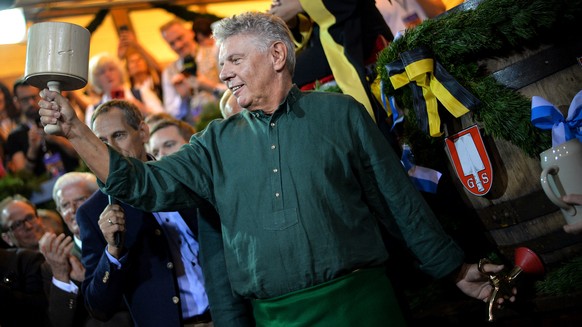 epa07038683 Munich&#039;s lord mayor Dieter Reiter declares the first keg of beer open during the opening day of the 185th Oktoberfest beer festival in Munich, Germany, 22 September 2018. The Munich B ...