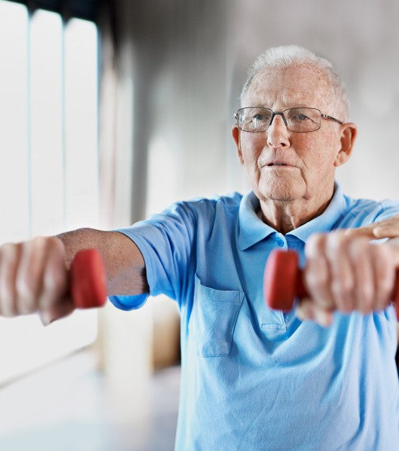 Alter Mann im Gym / Fitness